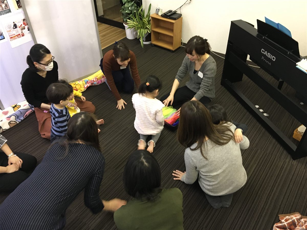 親子で輪になって楽しむリトミックレッスン