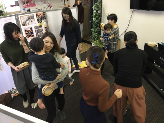音楽に合わせて体を動かす子どもたち
